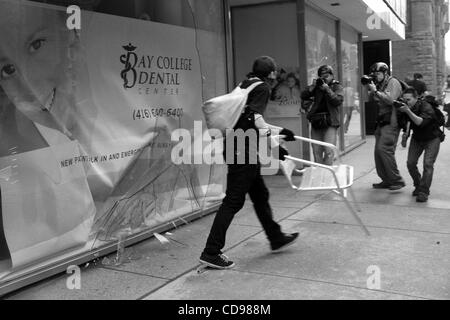 Giugno 25, 2010 - Toronto, Ontario, Canada - un black bloc protester cercando di paura di fotografi e videografi che ha tentato di catturare le loro azioni. Mentre la G20 è andato incontro a Toronto nel giugno 2010, il Black Bloc ha preso per le strade. Il gruppo di giovani vestiti di colore scuro incappucciati Foto Stock