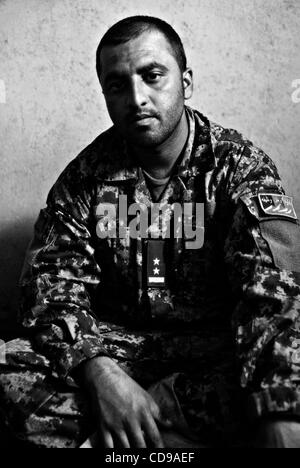 Giu 28, 2010 - Paktika , Afghanistan - Un esercito nazionale afghano comandante di plotone. (Credito Immagine: © Bill Putnam/ZUMAPRESS.com) Foto Stock
