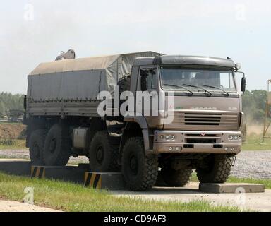 Giu 28, 2010 - Zhukovskij, Russia - Salone delle armi e delle attrezzature militari 'MVSV 2010' è la principale esposizione di prodotti militari svoltasi nella Federazione Russa. Salone delle armi e delle attrezzature militari si terrà dal 30 giugno al 4 luglio 2010 in Zhukovsky, Regione di Mosca. Esercito Russo carrello KAZA 6 Foto Stock