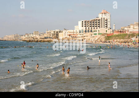 Luglio 19, 2010 - Gaza City, la striscia di Gaza - Luglio 19, 2010, la striscia di Gaza City, la striscia di Gaza - la spiaggia di Gaza City su una tipica serata estiva. Fin dal suo arrivo al potere nel 2006, Hamas ha aperto le spiagge per uso 24 ore al giorno, qualcosa a lungo proibito sotto gli israeliani, e sono una popolare destinazione locale. (Immagine di credito Foto Stock