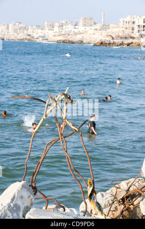 Luglio 19, 2010 - Gaza City, la striscia di Gaza - Luglio 19, 2010, la striscia di Gaza City, la striscia di Gaza - la spiaggia di Gaza City su una tipica serata estiva. Fin dal suo arrivo al potere nel 2006, Hamas ha aperto le spiagge per uso 24 ore al giorno, qualcosa a lungo proibito sotto gli israeliani, e sono una popolare destinazione locale. (Immagine di credito Foto Stock