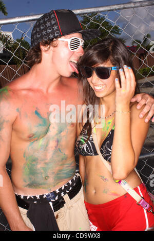 Luglio 24, 2010 - West Palm Beach, Florida, USA - DANIEL PAZOS, 17, di Miami Springs, Fl, e NATIANA VEGA, 16 di Miami, FL, posare per un ritratto durante il Vans warped tour 2010 a Cruzan anfiteatro. Si tratta di Pazos' primo Vans warped tour e Vega la seconda. (Credito Immagine: © Omar Vega/ZUMApress.com) Foto Stock