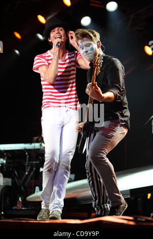 British pop singer Mika performing live a Mosca. Foto Stock