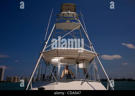 Luglio 28, 2010 - Miami, Florida, USA - Capitano ''Marca Lo Squalo'' QUARTIANO, di Pompano Beach, FL, dirige la sua barca 'Striker-1'' attraverso la Baia di Biscayne a Miami in Florida. QUARTIANO è rinomata in tutto il mondo come il cacciatore di squali in base fuori di Miami, FL e dal suo conteggio, ha catturato alcuni 10.000 fuori l'acqua... ''More Foto Stock