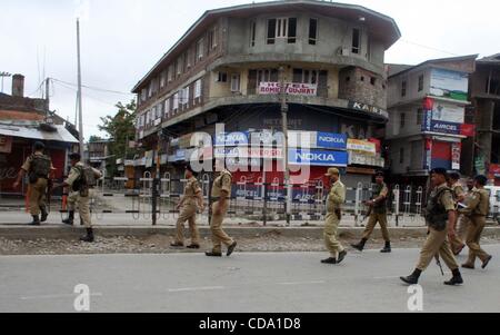 Jul 31, 2010 - Srinagar Kashmir, India - polizia pattuglia le strade deserte durante un coprifuoco. Un adolescente è stato ucciso e sei persone sono rimaste ferite in Indiana forza di sicurezza la cottura con il proseguire delle violenze nel nord del Kashmir del distretto di Baramulla, 60 km da Srinagar. Autorità coprifuoco imposto Foto Stock