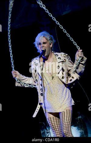 Luglio 31, 2010 - Phoenix, Arizona, Stati Uniti d'America - New York based band semi preziose armi guidata dal cantante Justin Tranter eseguire live come l'atto di apertura per la superstar pop Lady Gaga all'US Airways Center in Phoenix, Arizona sul suo ultimo stop sul suo 2010 Monster Ball Nord Ame Foto Stock