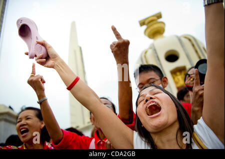 Agosto 01, 2010 - Bangkok, Thailandia - Maglietta rossa governo anti-manifestanti allegria durante una dimostrazione presso la democrazia un monumento a Bangkok. Sombat Boonngamanong, pro-democrazia attivista, conduce un'altra dimostrazione in spregio della legge di emergenza e a ricordare al pubblico della recente repressione militare Foto Stock