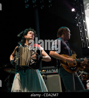 Il 2 agosto 2010, Philadelphia, PA, Stati Uniti d'America-Lead cantanti di Grammy nominato group, Arcade Fire, REGINE CHASSAGNE e WIN BUTLER, effettuando al centro di Mann per il Performing Arts di Philadelphia. (Credito Immagine: (c) Ricky Fitchett/ZUMA Premere) Fotografo: Ricky Fitchett Fonte: Ricky Fitchett Titolo: C Foto Stock