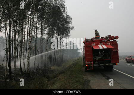 Incendi stanno minacciando di più di 200 villaggi nelle regioni russe di Voronezh, Mosca Nizhny Novgorod, Mordovia.quasi 240.000 persone stanno combattendo il incendi.Secondo il Ministero emergenze più di 125.000 ettari di foresta stanno bruciando. Vi sono anche 18 torbiera di incendi di cui 9 Foto Stock