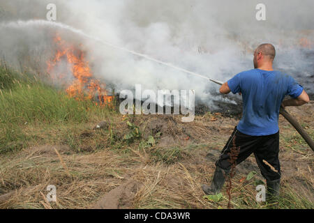 Incendi stanno minacciando di più di 200 villaggi nelle regioni russe di Voronezh, Mosca Nizhny Novgorod, Mordovia.quasi 240.000 persone stanno combattendo il incendi.Secondo il Ministero emergenze più di 125.000 ettari di foresta stanno bruciando. Vi sono anche 18 torbiera di incendi di cui 9 Foto Stock