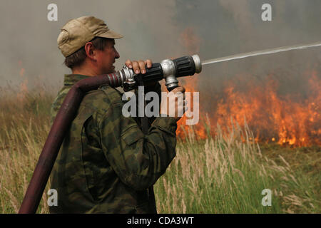 Incendi stanno minacciando di più di 200 villaggi nelle regioni russe di Voronezh, Mosca Nizhny Novgorod, Mordovia.quasi 240.000 persone stanno combattendo il incendi.Secondo il Ministero emergenze più di 125.000 ettari di foresta stanno bruciando. Vi sono anche 18 torbiera di incendi di cui 9 Foto Stock