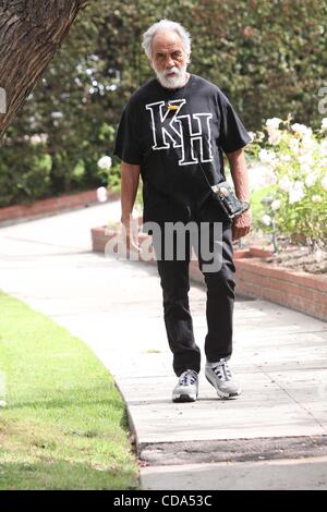 Agosto 05, 2010 - Los Angeles, California, Stati Uniti - TOMMY CHONG camminando in Brentwood, la California il 8-6-2010. K65634VP.(Immagine di credito: Â© V.P./Globe foto/ZUMApress.com) Foto Stock