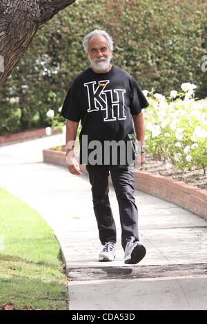 Agosto 05, 2010 - Los Angeles, California, Stati Uniti - TOMMY CHONG camminando in Brentwood, la California il 8-6-2010. K65634VP.(Immagine di credito: Â© V.P./Globe foto/ZUMApress.com) Foto Stock