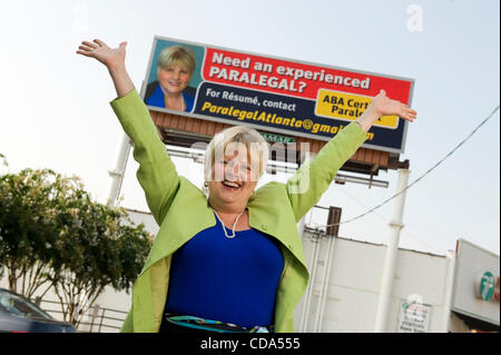 Atlanta, GA -- c'è un nuovo modo per ottenere un lavoro -- cartelloni pubblicitari giganti. Solo che cosa Atlanta paralegal Lorraine Ankarstran sta facendo. Per dieci secondi ogni minuto, Ella racconta di centinaia di migliaia di automobilisti, "Noleggio Me." Lei è stato al di fuori del lavoro per tre mesi, e capito lei aveva bisogno di somet Foto Stock