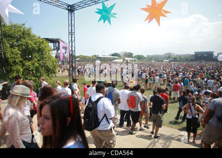 6 agosto 2010 - Chicago, Illinois, Stati Uniti d'America - migliaia di appassionati di riempire l'estremità meridionale del Grant Park il primo giorno di Lollapalooza a Chicago. La tre giorni di festival di musica è nel suo quinto anno a Chiacgo, e la società di produzione, C3, ha un contratto con la città di mettere il festival su fino al 2017. ( Foto Stock