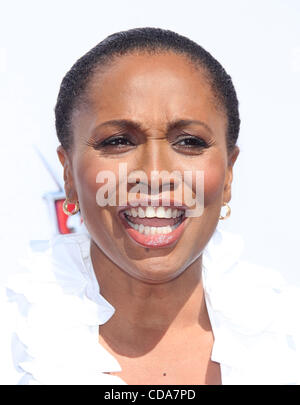 11 agosto 2010 - di Burbank, California, Stati Uniti - 11 Ago, 2010 - di Burbank, California, Stati Uniti d'America - Attore JENIFER LEWIS arrivando a ilil mondo dell'auto linea di lancio tenutasi presso la casa di Bob Big Boy. (Credito Immagine: © Lisa O'Connor/ZUMApress.com) Foto Stock