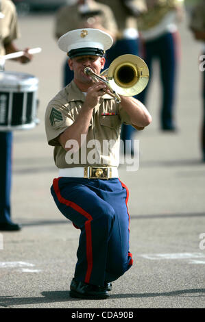 Agosto 13, 2010 - San Diego, California, Stati Uniti d'America - Venerdì, Agosto 13 2010- Marine Corps reclutare Depot, San Diego, CA USA- Il Marine Corps Marching Band serenate il pubblico di parenti e amici prima di iniziare la marina di base la laurea al MCRD venerdì. Foto di David Brooks / Union-Tribun Foto Stock