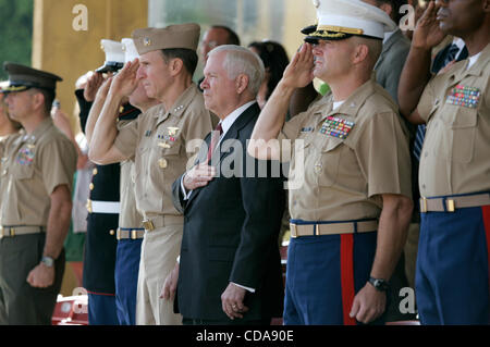 Agosto 13, 2010 - San Diego, California, Stati Uniti d'America - Venerdì, Agosto 13 2010- Marine Corps reclutare Depot, San Diego, CA USA- il Segretario della Difesa Robert Gates mette la sua mano destra sul suo cuore durante l inno nazionale prima che la cerimonia di laurea di base di marines presso la Marine Corps reclutare sul deposito Foto Stock