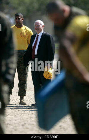 Agosto 13, 2010 - San Diego, California, Stati Uniti d'America - Venerdì, Agosto 13 2010- Marine Corps reclutare Depot, San Diego, CA USA- il Segretario della Difesa Robert Gates accompagnato con il Capitano Brian Schexnayder visitato con Marine reclute a MCRD Venerdì a seguito di una base di graduazione marino dove ha elogiato il n Foto Stock