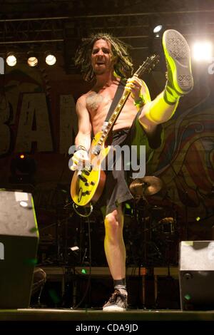 Aug 15, 2010 - Territorio di Krasnodar, Russia - American punk rock band NOFX effettuando in corrispondenza di KUBANA-2010 festival nella regione di Krasnodar della Russia. (Credito Immagine: © PhotoXpress/ZUMApress.com) Foto Stock