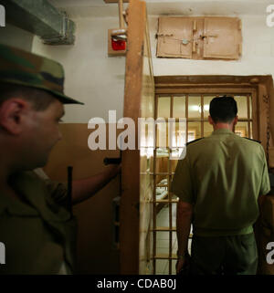 La Bielorussia carcere #8 per la vita di reclusione in città Zhodino. Criminale che sono stati condannati a vita in carcere sono trattenuti in carcere #8. Nella foto: guardie aprendo la porta della cella della prigione. Foto Stock