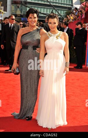 29 ago 2010 - Los Angeles, California, Stati Uniti - KIM KARDASHIAN e Kris Jenner arrivare per la sessantaduesima Primetime Emmy Awards show. (Credit: © Lisa Rose/ZUMApress.com) Foto Stock