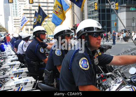 Il 1 settembre, 2010, Philadelphia, PA, Stati Uniti d'America-Philadelphia polizia moto drill team a Philadelphia Hero brivido Visualizza Inizio Rally. L eroe brivido Show è progettato per raccogliere fondi per l istruzione dei superstiti del defunto la polizia e i vigili del fuoco uccise il personale nella linea del dovere di Philadelphia. ( Foto Stock