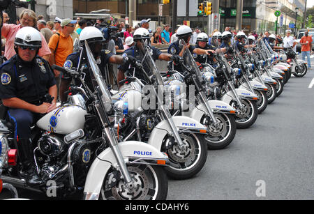 Il 1 settembre, 2010, Philadelphia, PA, Stati Uniti d'America-Philadelphia polizia moto drill team a Philadelphia Hero brivido Visualizza Inizio Rally. L eroe brivido Show è progettato per raccogliere fondi per l istruzione dei superstiti del defunto la polizia e i vigili del fuoco uccise il personale nella linea del dovere di Philadelphia. ( Foto Stock