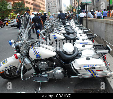 Il 1 settembre, 2010, Philadelphia, PA, Stati Uniti d'America-Philadelphia polizia moto drill team a Philadelphia Hero brivido Visualizza Inizio Rally. L eroe brivido Show è progettato per raccogliere fondi per l istruzione dei superstiti del defunto la polizia e i vigili del fuoco uccise il personale nella linea del dovere di Philadelphia. ( Foto Stock