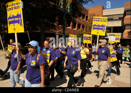 Sett. 10, 2010 - Fairfax, Virginia, Stati Uniti - Decine di food-service ai lavoratori occupati da Sodexo USA colpo sul campus della George Mason University in una protesta contro quello che dicono non sono sicuri delle condizioni di lavoro e la negazione dei diritti dei lavoratori per organizzare. Lo sciopero era stato organizzato dal Servizio impiegare Foto Stock