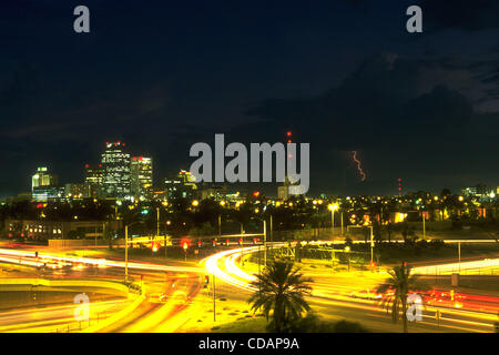 Sett. 10, 2010 - Phoenix, Arizona, Stati Uniti d'America - fulmini nella distanza sopra il centro cittadino di Phoenix, Arizona mentre le automobili viaggiano nella periferia della città. (Credito Immagine: © Gene inferiore/Southcreek globale/ZUMApress.com) Foto Stock