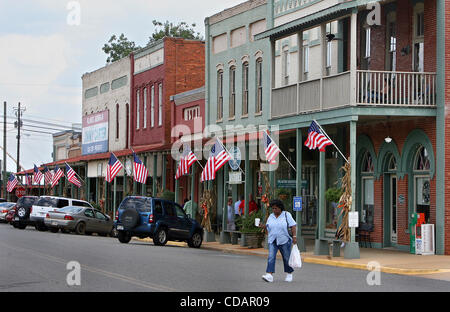 Sett. 11, 2010 - pianure, GA, Stati Uniti d'America - OT 328099 chiglia Pianure.SCOTT KEELER | Orari.(09/10/2010 pianure, GA) 10. Linea di negozi sulla strada principale di pianura, Georgia, home città di Jimmy Carter, il trentanovesimo Presidente degli Stati Uniti. Il principale della città è l'industria agricoltura di arachidi. SCOTT KEELER | Orari (credito Imag Foto Stock