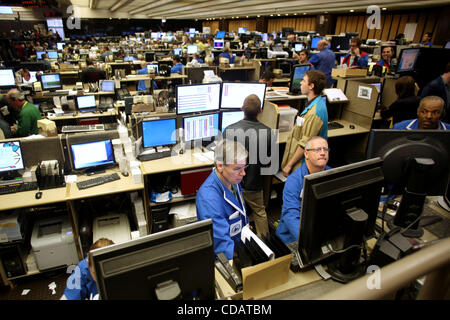 Settembre 13, 2010 - Chicago, Illinois, Stati Uniti d'America - i commercianti di tenere un occhio sui loro monitor di computer in pochi minuti prima che il grano o piano si apre per il trading a Chicago Board of Trade. (Credito Immagine: © Sally Ryan/Zuma Press) Foto Stock