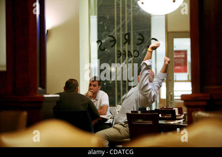 Sett. 13, 2010 - Chicago, Illinois, Stati Uniti d'America - Ceres Cafe al piano terra del Chicago Board of Trade è frequentata da commercianti e commessi prima della apertura dei mercati. In antica religione romana, Ceres era la dea del grano e agricoltura e una statua della dea tops 1930 edificio. (Credito Foto Stock