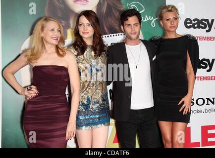 Settembre 13, 2010 - Hollywood, California, Stati Uniti d'America - attori PATRICIA CLARKSON, pietra della Emma, Penn Badgley & ALY MICHALKA arrivando al 'Facile UN' Los Angeles Premiere detenute al Mann Chinese Theater. (Credito Immagine: © Lisa O'Connor/ZUMApress.com) Foto Stock