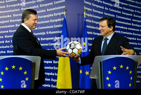 Sett. 13, 2010 - Bruxelles, BXL, Belgio - il presidente ucraino Viktor Yanukovych (L) dà la palla di UEFA EURO 2012 campionati di calcio per il Presidente della Commissione europea José Manuel Barroso durante una conferenza stampa dopo la riunione presso la sede centrale della Commissione europea s a Bruxelles, in Belgio Foto Stock