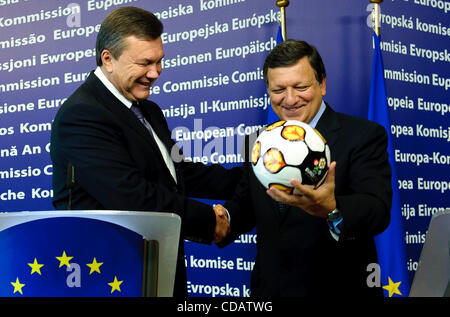 Sett. 13, 2010 - Bruxelles, BXL, Belgio - il presidente ucraino Viktor Yanukovych (L) dà la palla di UEFA EURO 2012 campionati di calcio per il Presidente della Commissione europea José Manuel Barroso durante una conferenza stampa dopo la riunione presso la sede centrale della Commissione europea s a Bruxelles, in Belgio Foto Stock