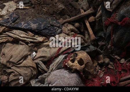 Settembre 17, 2010 - Città del Guatemala, Guatemala - cadaveri ritenute XX sono letteralmente gettati in una profonda ossuaries che servono come tombe comuni. La profondità di queste sono sconosciuti anche al cimitero di cancellieri. Nel corso degli anni, corpi da tombe con irregolare o incompleta dei pagamenti è anche stato riesumato un Foto Stock