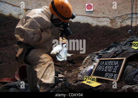 Settembre 17, 2010 - Città del Guatemala, Guatemala - Forensic team da Forensic Antrhopology Fondazione del Guatemala (FAFG) attualmente opera in ossario 2 a profondità quasi 10 metri (30 piedi). La prima fossa comune per essere lavorati, Ossario 1, richiesto scavi speciali al fine di espandere il suo diametro. Foto Stock