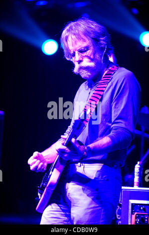 Sett. 21, 2010 - Settembre 21, 2010-Los Angeles, California, USA-musicista, Bob Weir, cantante e chitarrista da Grateful Dead, suonare dal vivo presso il Teatro Greco, Los Angeles, California, con la banda ulteriormente. WEIR era unita sul palco da ex Grateful Dead bassista, Phil Lesh..Credit immagine: Foto Stock