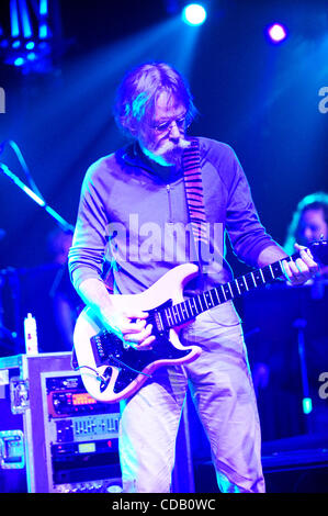 Sett. 21, 2010 - Settembre 21, 2010-Los Angeles, California, USA-musicista, Bob Weir, cantante e chitarrista da Grateful Dead, suonare dal vivo presso il Teatro Greco, Los Angeles, California, con la banda ulteriormente. WEIR era unita sul palco da ex Grateful Dead bassista, Phil Lesh..Credit immagine: Foto Stock