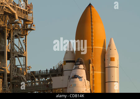 Sett. 21, 2010 - Cape Canaveral, FL, Stati Uniti d'America - Lavoratori ispezionare la navetta spaziale Discovery dopo il suo arrivo a launch pad 39A presso il Kennedy Space Center di Cape Canaveral, Fla. Discovery è prevista per il lancio il 9 novembre 1. (Credito Immagine: © Don Montague/Southcreek globale/ZUMApress.com) Foto Stock