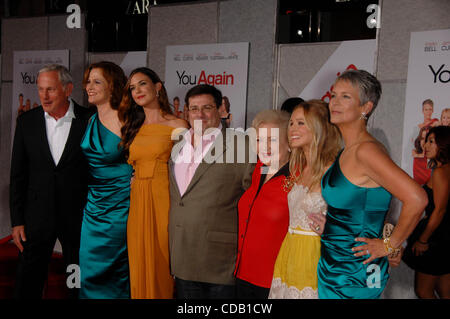 Sett. 22, 2010 - Hollywood, California, Stati Uniti - Victor Garber, Sigourney Weaver, ODETTE Yustman, Andy Fickman, Betty White, Kristen Bell Jamie Lee Curtis durante la premiere del nuovo film da Touchstone Pictures è nuovamente, tenutosi presso l'El Capitan theater, il 22 settembre 2010 a Los Angeles. 2 Foto Stock