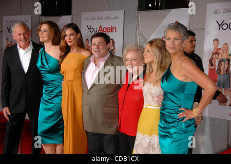 Sett. 22, 2010 - Hollywood, California, Stati Uniti - Victor Garber, Sigourney Weaver, ODETTE Yustman, Andy Fickman, Betty White, Kristen Bell Jamie Lee Curtis durante la premiere del nuovo film da Touchstone Pictures è nuovamente, tenutosi presso l'El Capitan theater, il 22 settembre 2010 a Los Angeles. 2 Foto Stock