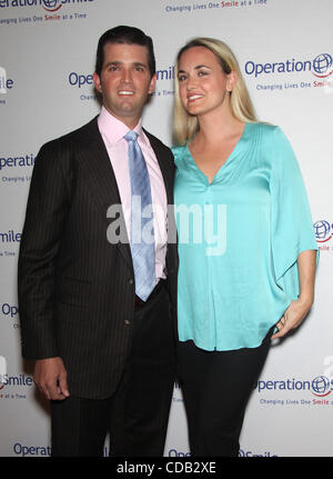 Sep 24, 2010 - Beverly Hills, in California, Stati Uniti d'America - Donald Trump JR & moglie VANESSA arrivando al 9° Il sorriso di funzionamento gala tenutosi presso il Beverly Hilton Hotel. (Credito Immagine: © Lisa O'Connor/ZUMApress.com) Foto Stock