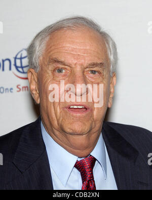 Sep 24, 2010 - Beverly Hills, in California, Stati Uniti d'America - GARRY MARSHALL che arrivano alla nona edizione il sorriso di funzionamento gala tenutosi presso il Beverly Hilton Hotel. (Credito Immagine: © Lisa O'Connor/ZUMApress.com) Foto Stock