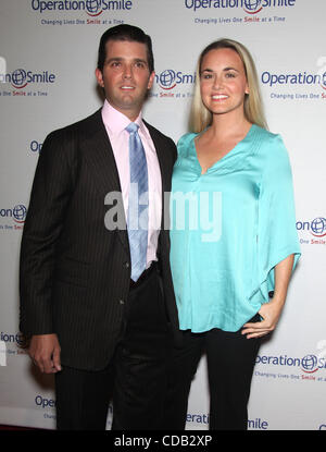 Sep 24, 2010 - Beverly Hills, in California, Stati Uniti d'America - Donald Trump JR & moglie VANESSA arrivando al 9° Il sorriso di funzionamento gala tenutosi presso il Beverly Hilton Hotel. (Credito Immagine: © Lisa O'Connor/ZUMApress.com) Foto Stock