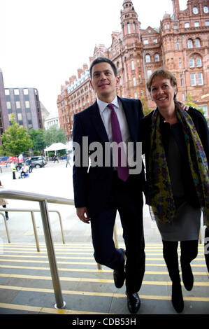 Sep 27, 2010 - Manchester, Inghilterra, Regno Unito - David Miliband e sua moglie arrivano alla conferenza del lavoro in Manchester. (Credito immagine: Foto Stock