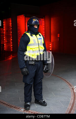 Il 9 ottobre, 2010 - Leicester, England, Regno Unito - una falange degli ufficiali di polizia, la numerazione in eccesso di 1400, dotato di ingranaggio di tumulto e di sicurezza cani, tenuto un raduno di 1.000 Inglese Lega di difesa (EDL) membri sotto controllo. (Credito immagine: Foto Stock