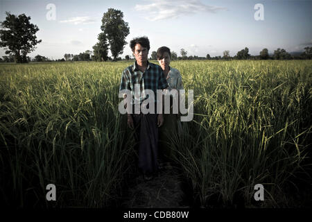 Ottobre 29, 2010 - Mae Sot, Tak, Thailandia - lavoratori birmani immigrati hanno per nascondere i campi nella periferia della città per evitare di essere catturati dalla polizia e che viene inviato indietro alla Birmania. (Credito Immagine: © Narciso Contreras/zReportage.com/ZUMA) Foto Stock